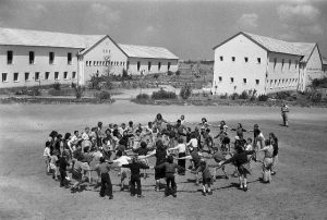 ילדי כפר בתיה רוקדים ב1948