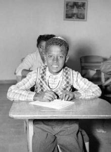  ילד אתיופי לומד בכיתה בכפר בתיה ינואר 1955 אוסף מקסים סלומון, ארכיון צהל