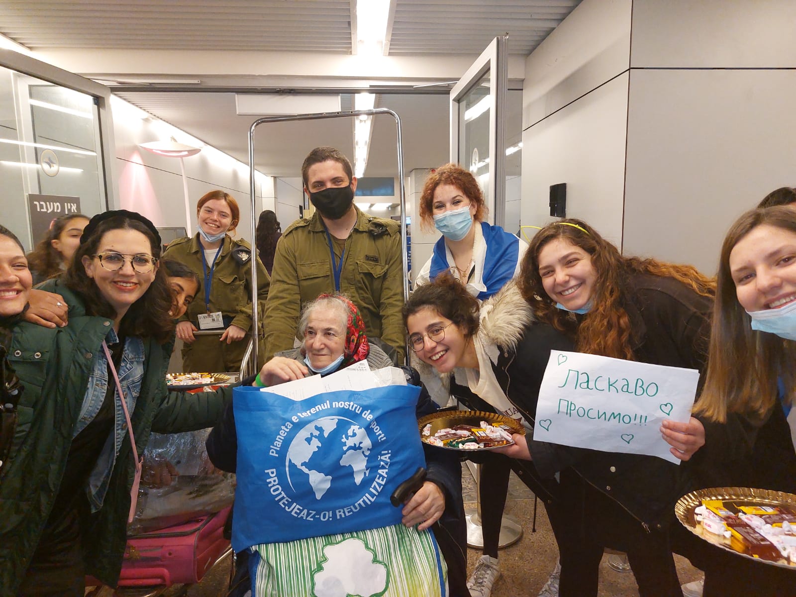 באישון לילה: תלמידות אמית רננים קבלו את פני הפליטים האוקראינים