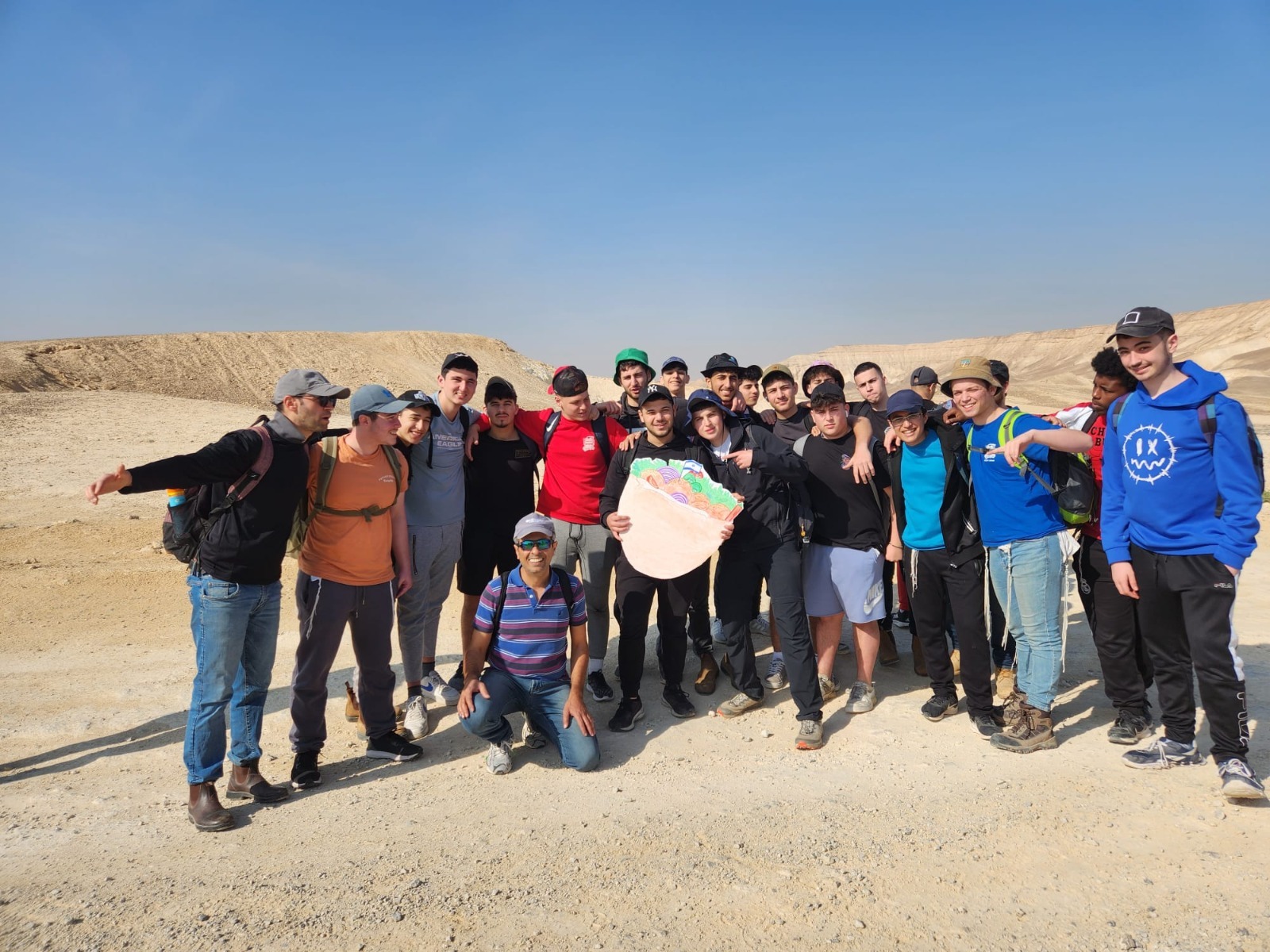 באמצע מסע משמעותי במדבר יהודה: התלמידים עצרו למבצע דוגו