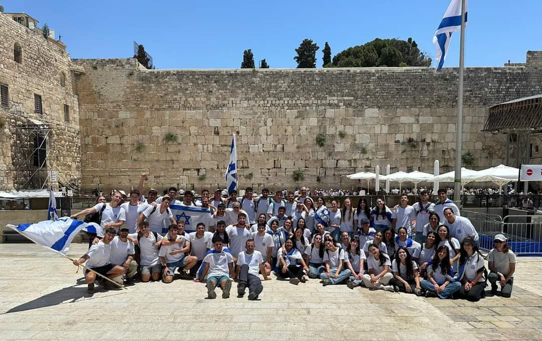 תלמידי תיכון אמית קבוצת יבנה בכותל