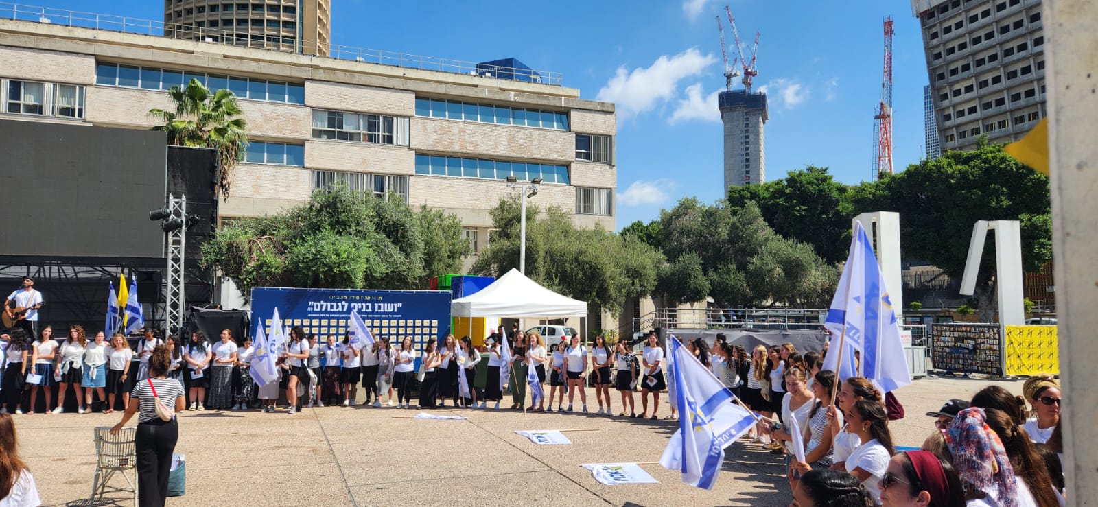 ביום שאחרי- מניפים את הדגל בכיכר החטופים