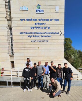 המורה שנפצע בלחימה, השתקם וחזר להלחם - AMIT