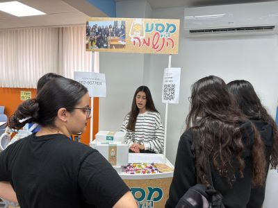 תלמידות אמית קרית מלאכי לומדות על האפשרויות להמשך