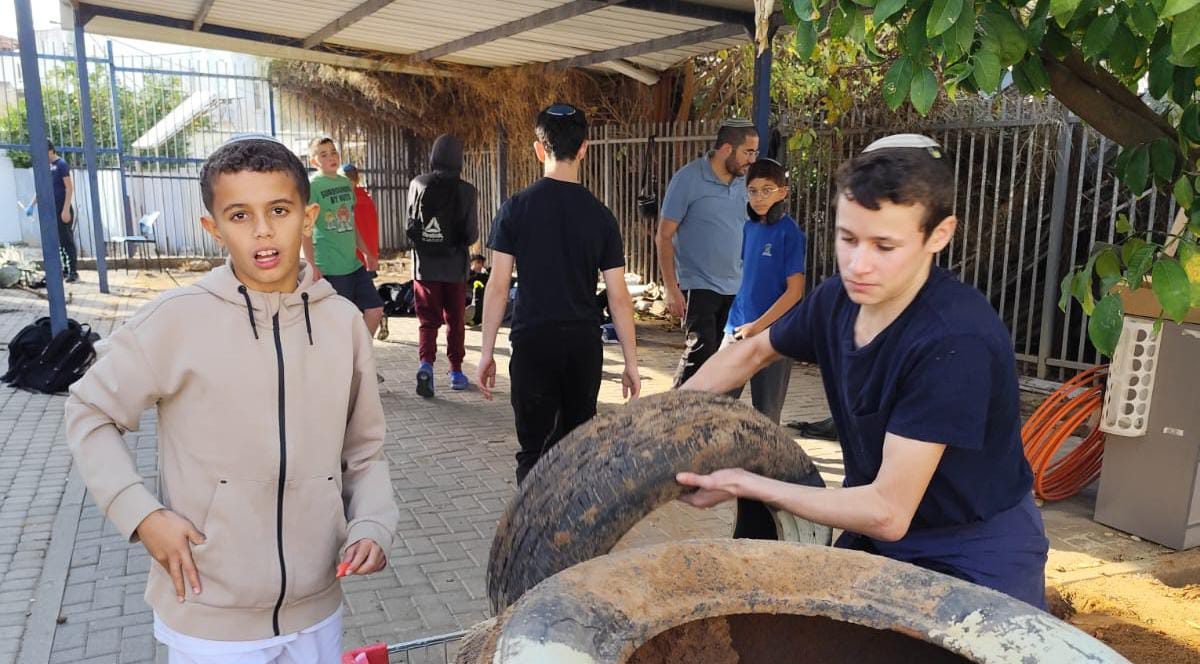 תלמידי אמית בנים מודיעין בעשייה ההתנדבותית