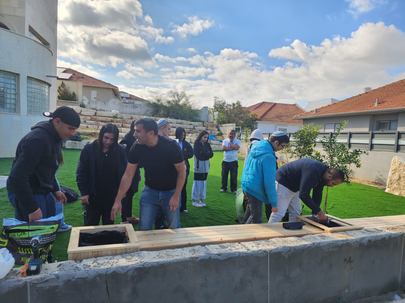 תלמידי אמית טכנולוגי אשקלון מנציחים את סמ"ר אוריה יעקב הי"ד בהקמת גינה לזכרו