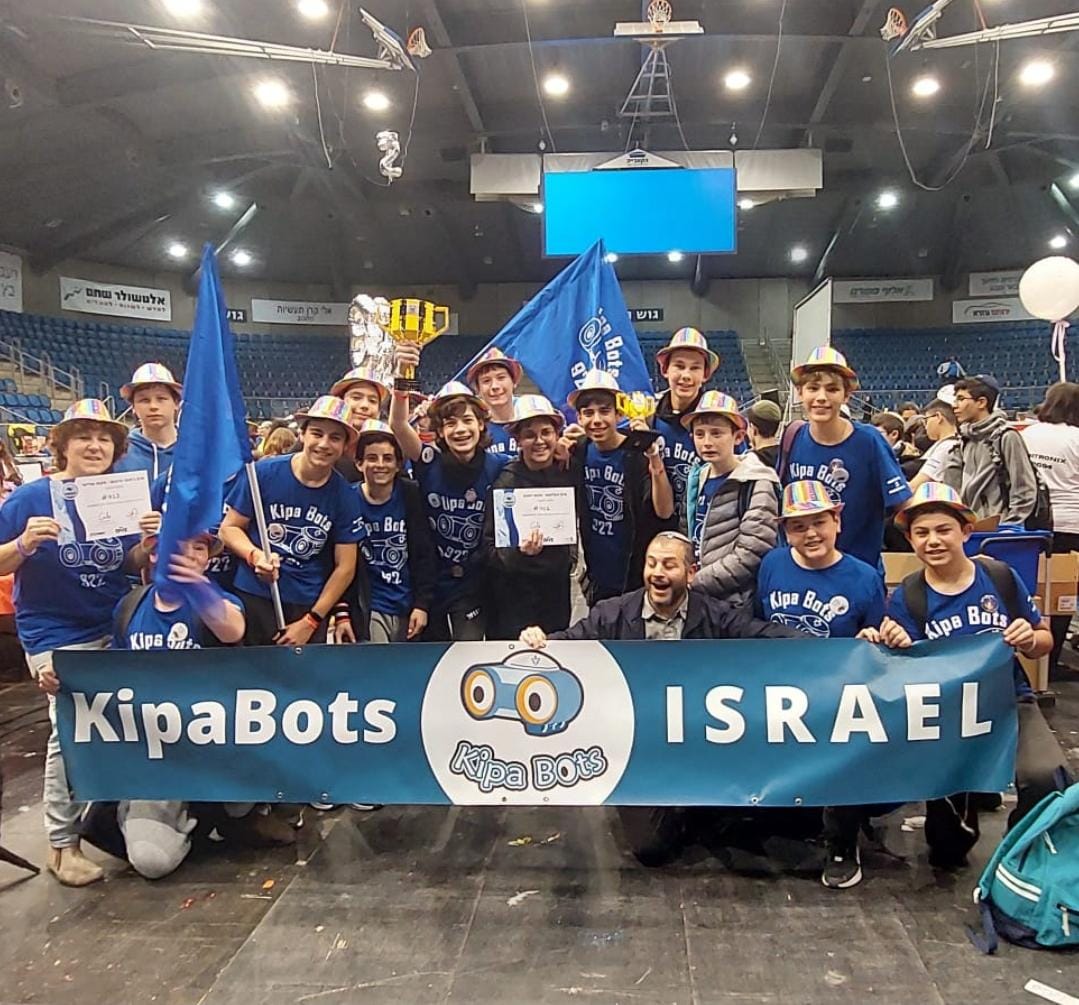 אלופי הרובוטיקה 2025: תלמידי אמית בנים מודיעין במחקר תת-ימי יחודי - שימוש במצלמות נסתרות למעקב אחרי דגים