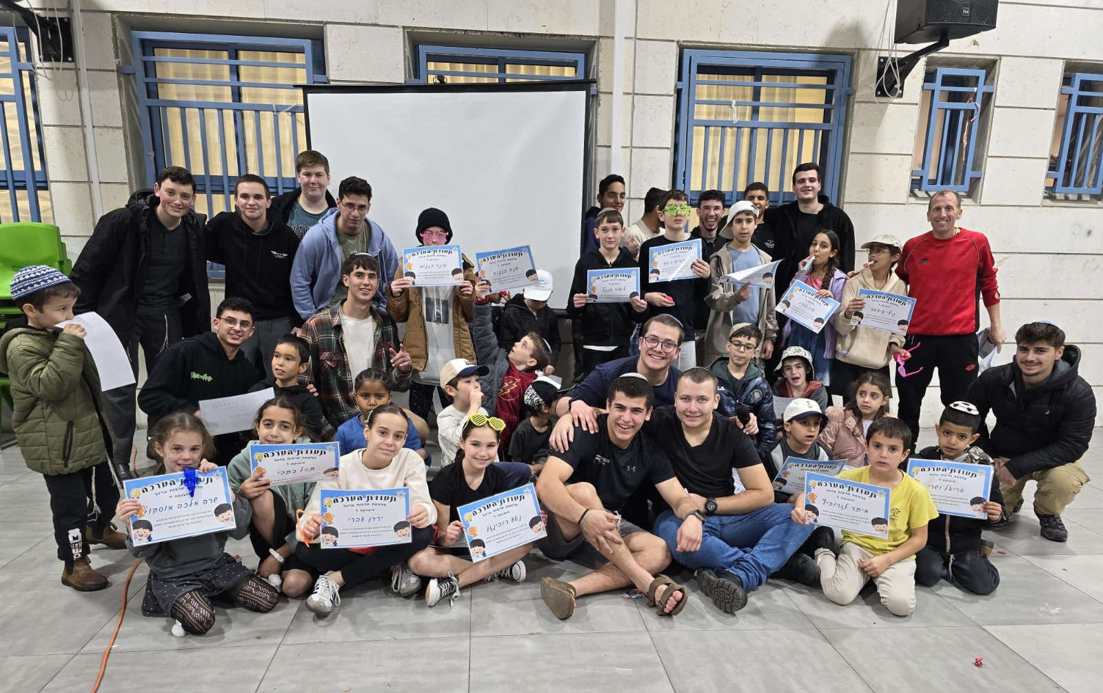 התלמידים עם ילדי משפחות המילואים