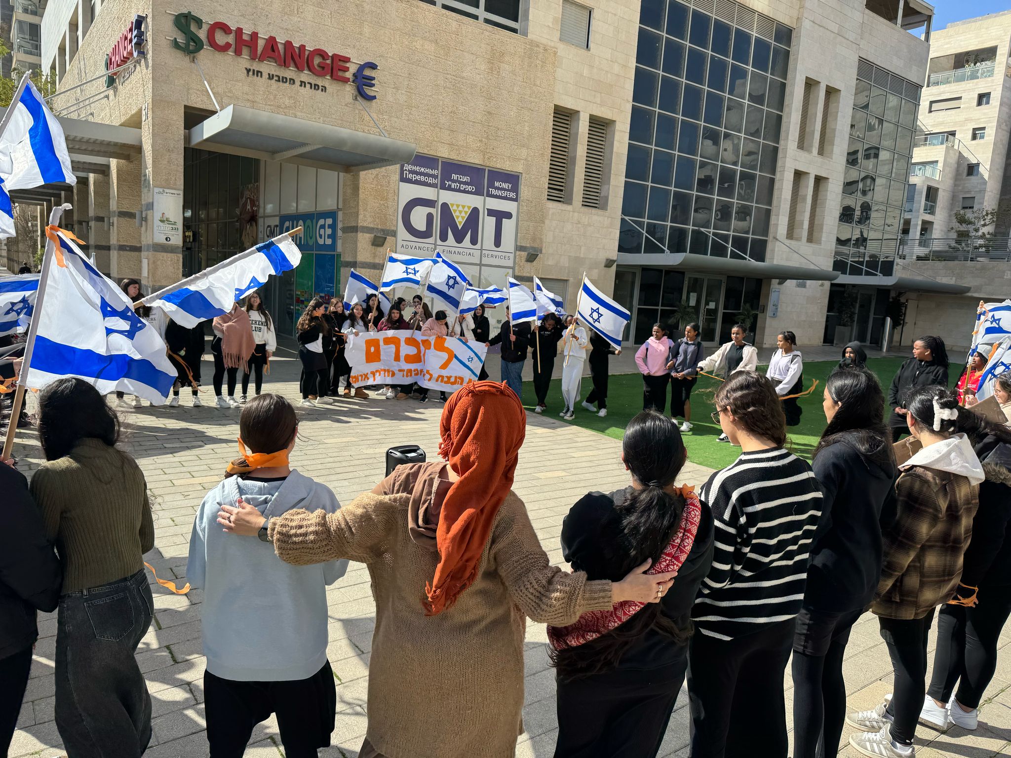 תלמידות אולפנת אמית אוריה באר שבע בלווית משפחת ביבס