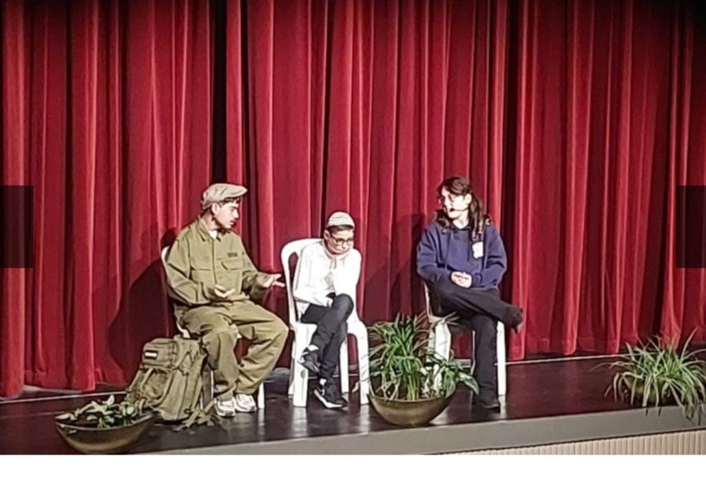 ללמוד בהצגה: תלמידי התיכון וילדי החינוך המיוחד העלו ביחד הצגה