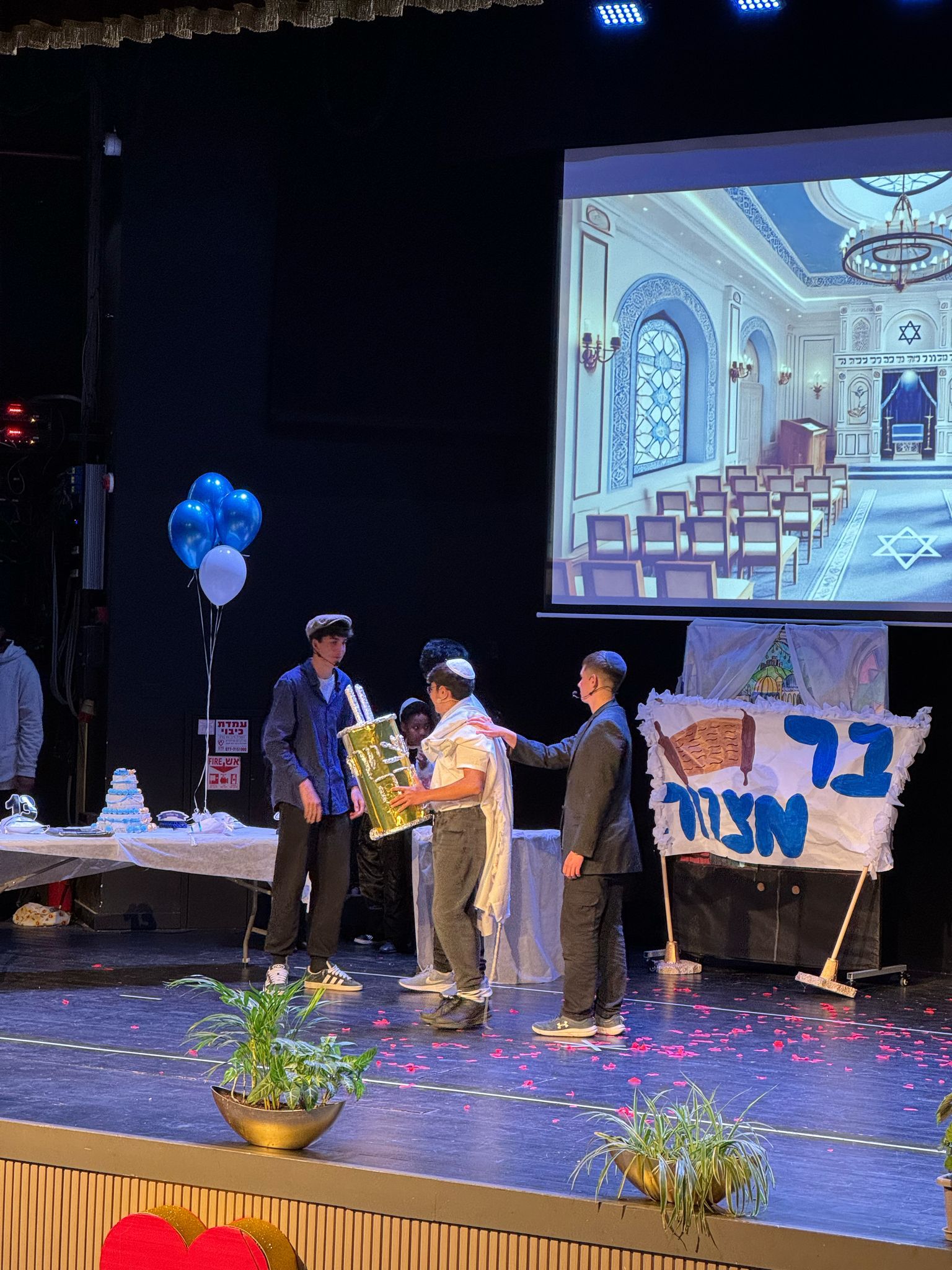 ללמוד בהצגה: תלמידי התיכון וילדי החינוך המיוחד העלו ביחד הצגה