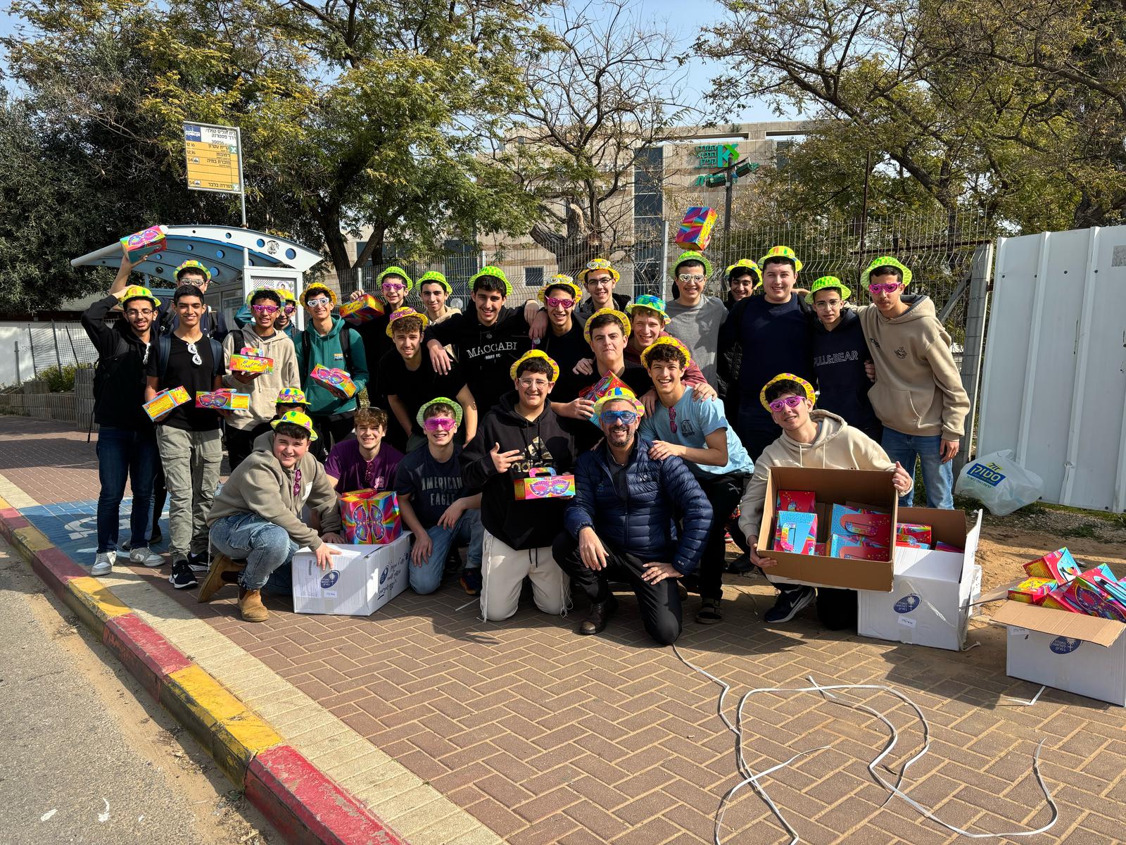 התלמידים שעושים פורים שמח גם לחולים ולפצועים