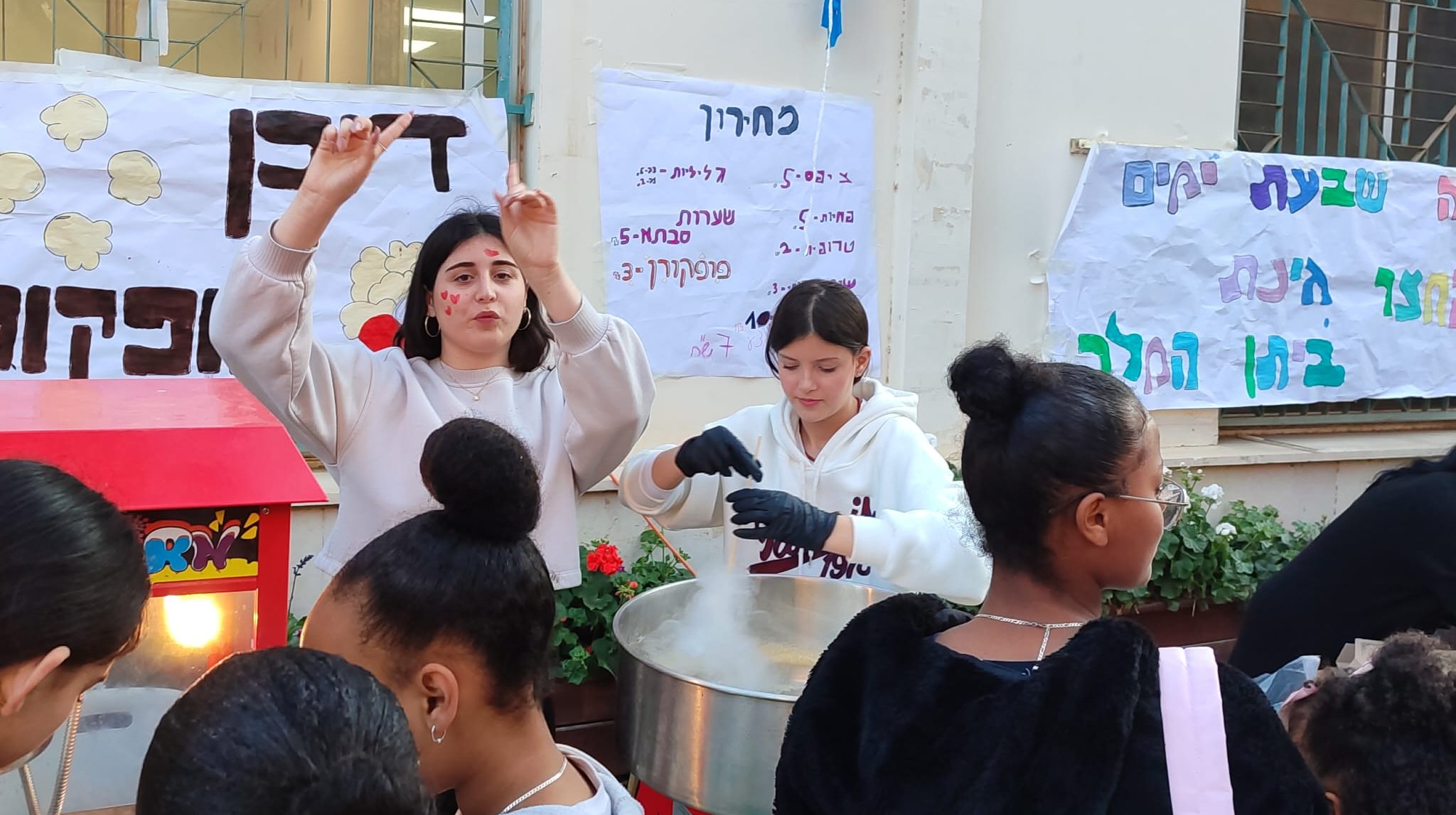 שיעור בחסד באולפנת אמית אוריה בבאר שבע: תלמידות הפיקו יריד פורים לרפואת פצועי המלחמה, בניהן של המורות
