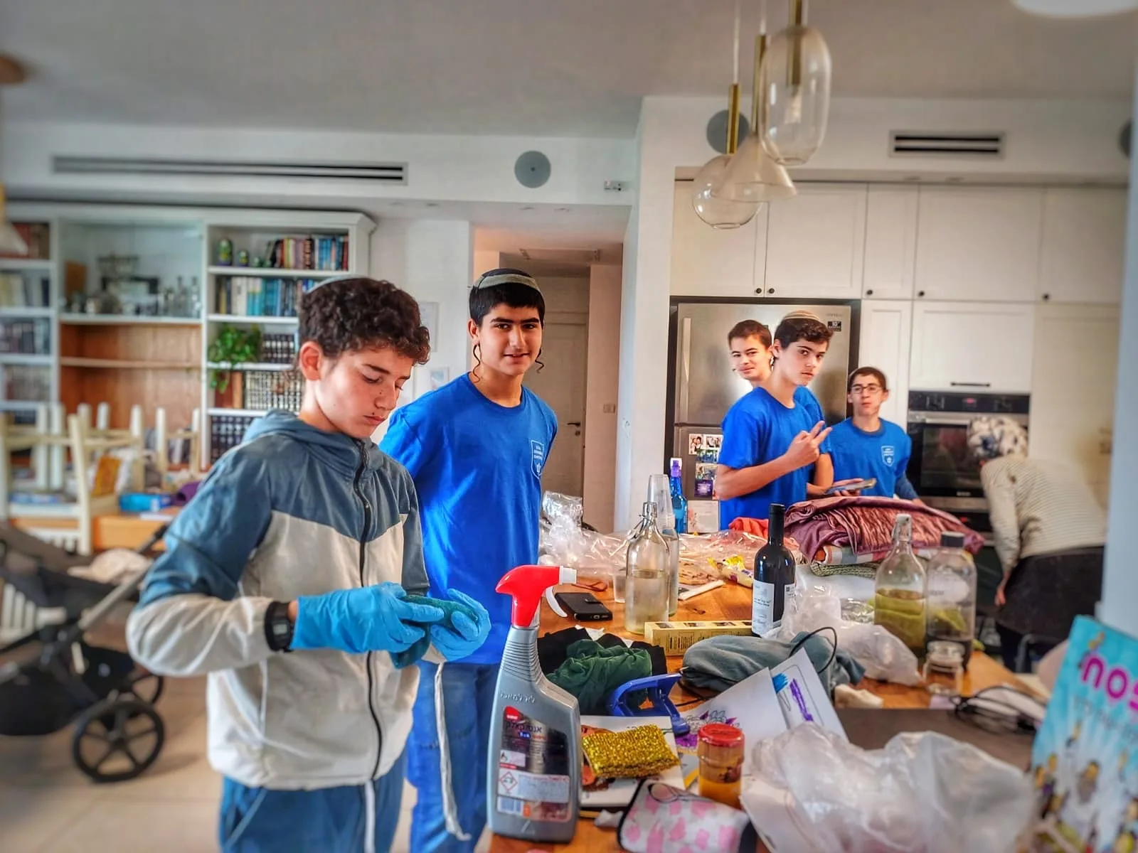 תלמידי ישיבת אמית ברוכין בשומרון יצאו למבצע ניקיון מיוחד למשפחות המילואימניקים