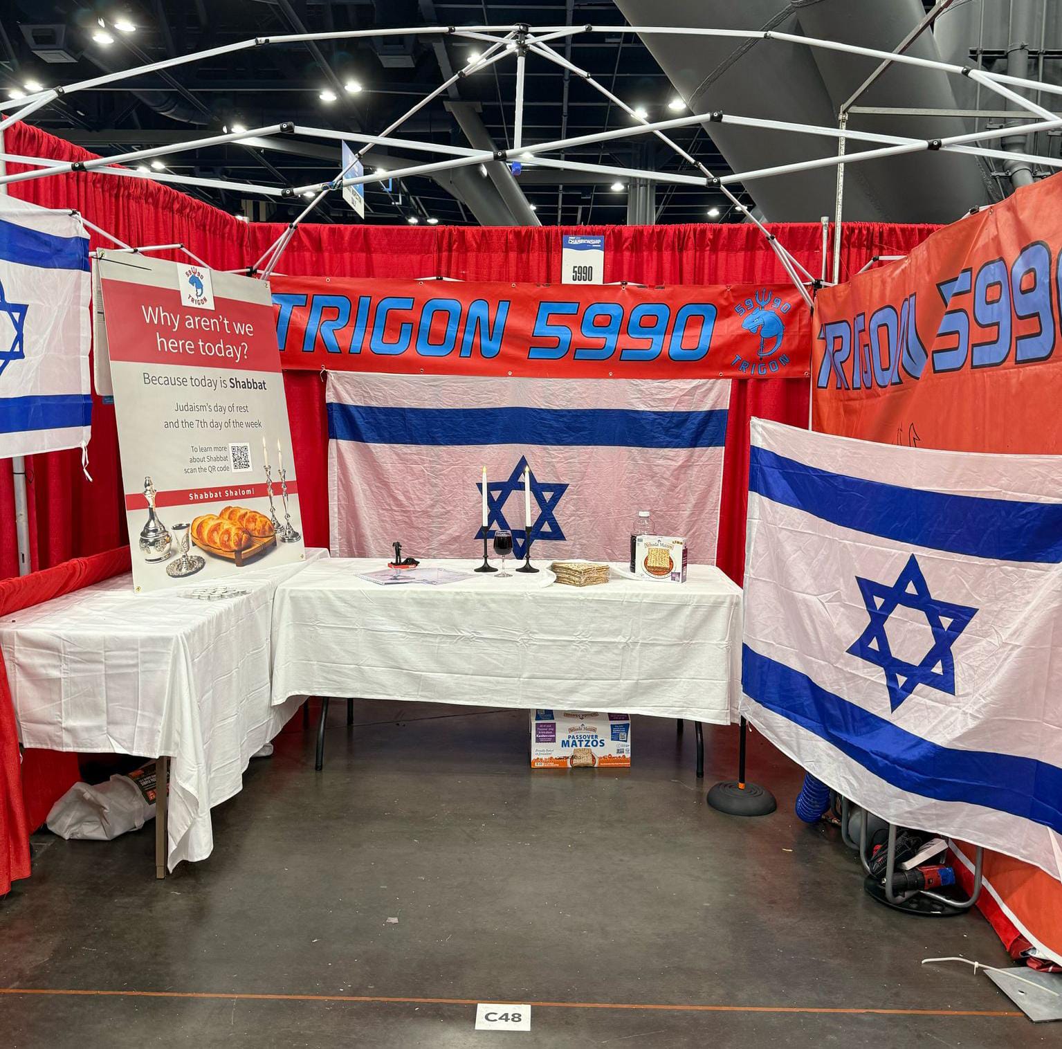 שלט המסביר על החלטתם ועל משמעות קדושת השבת בדוכן הנבחרת