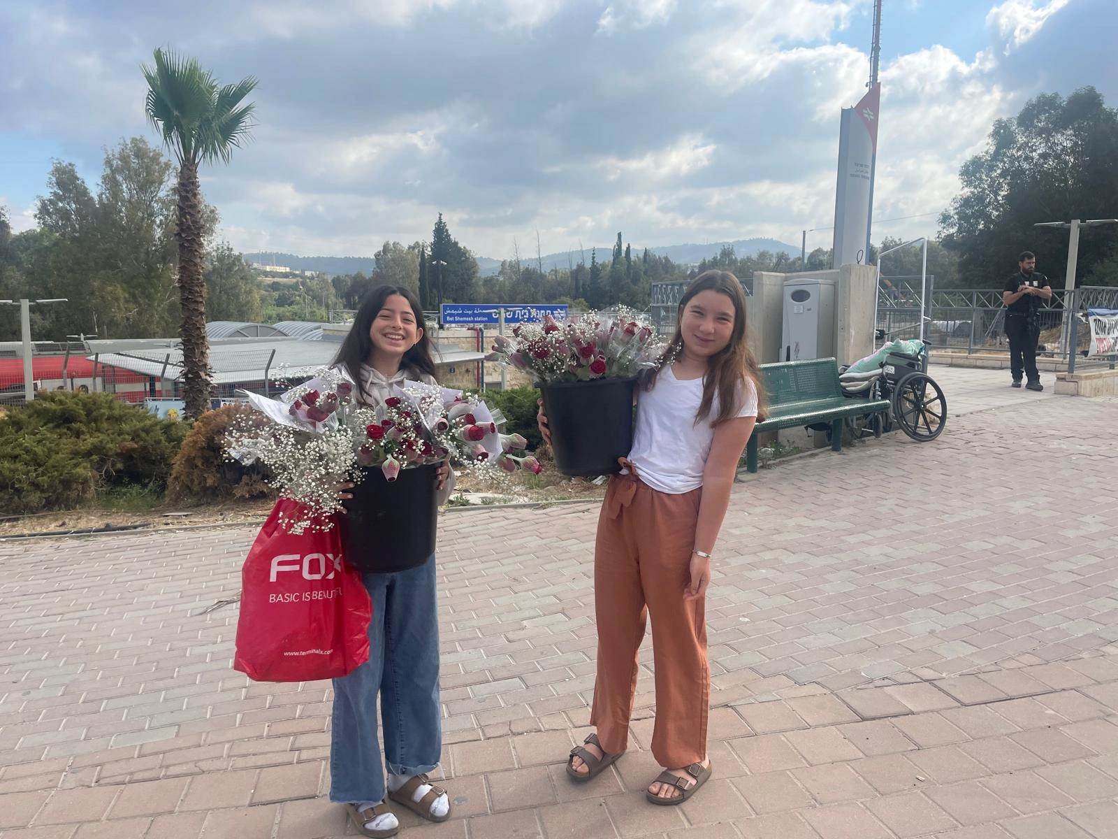 הנצחה פרחונית: תלמידות אמית נגה ממשיכות את דרכו של בודי הי