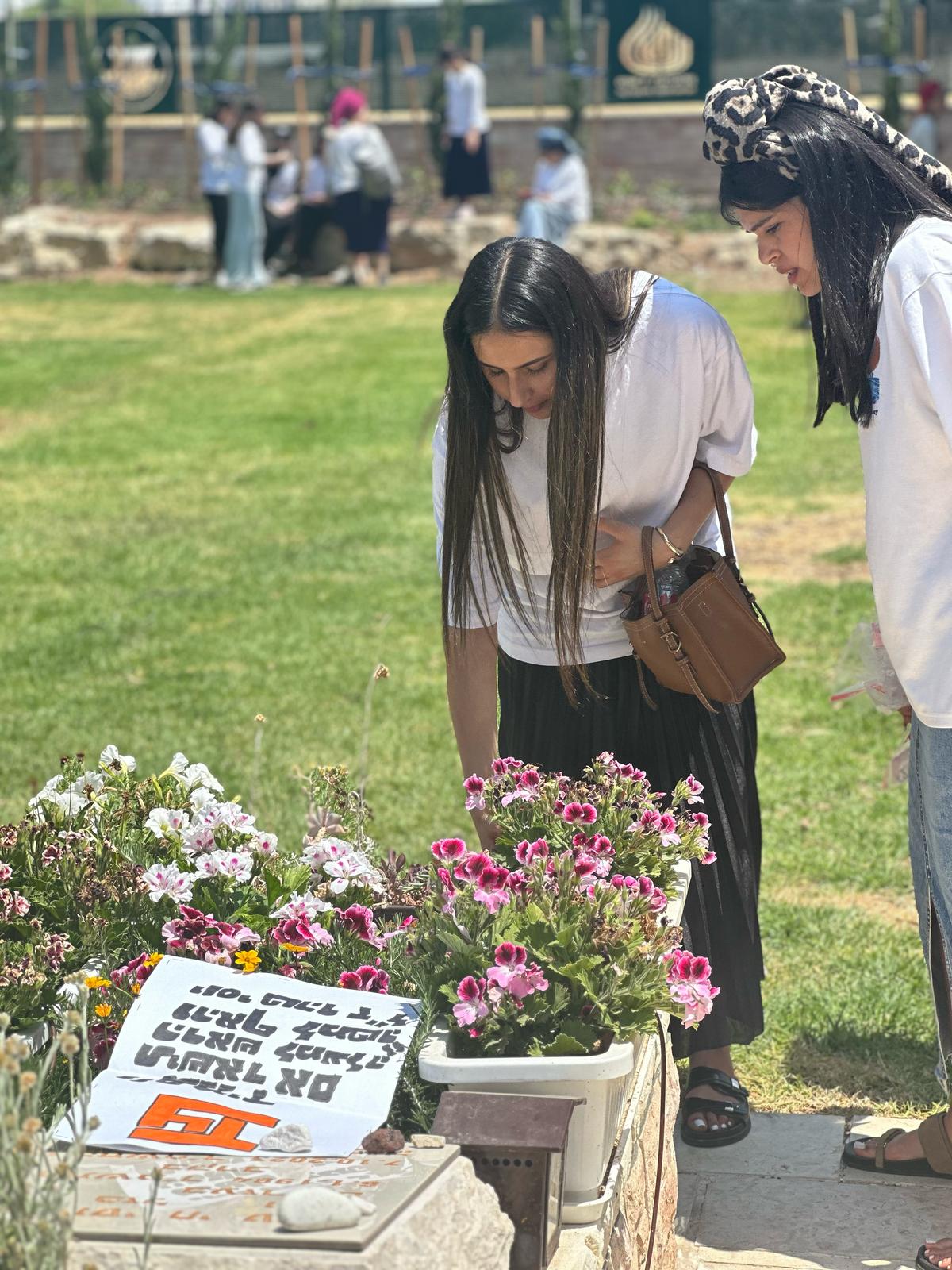 זוכרים את הנופלים