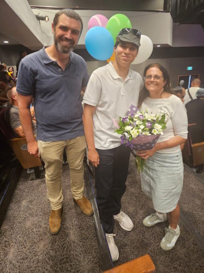 התלמיד שפתח קבוצת גלישה לתושבי העוטף זכה באות הוקרה ממשרד החינוך: אלכסנדר שוב, תלמיד אמית כפר בתיה זכה באות הפעיל המצטיין