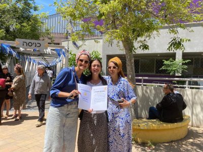 הפעילות המצטיינות המחוזיות: הדס מלמד ונועם מנחם, תלמידות אולפנת אמית להבה