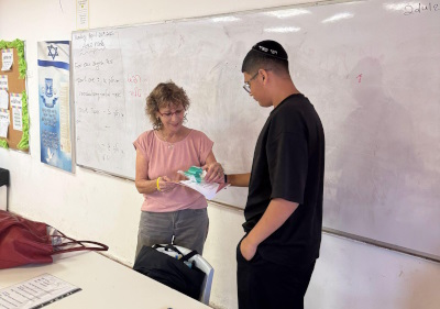 תלמיד אמית באר טוביה ושגרירת זיכרון בקדמת הכיתה