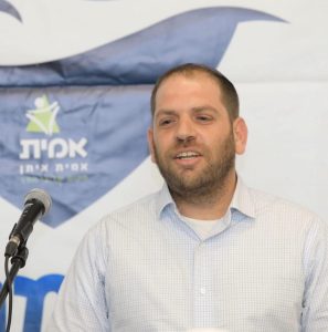 זוכה פרס שר החינוך למנהל פורץ דרך: דניאל בארי מאמית איתן מעלה אדומים