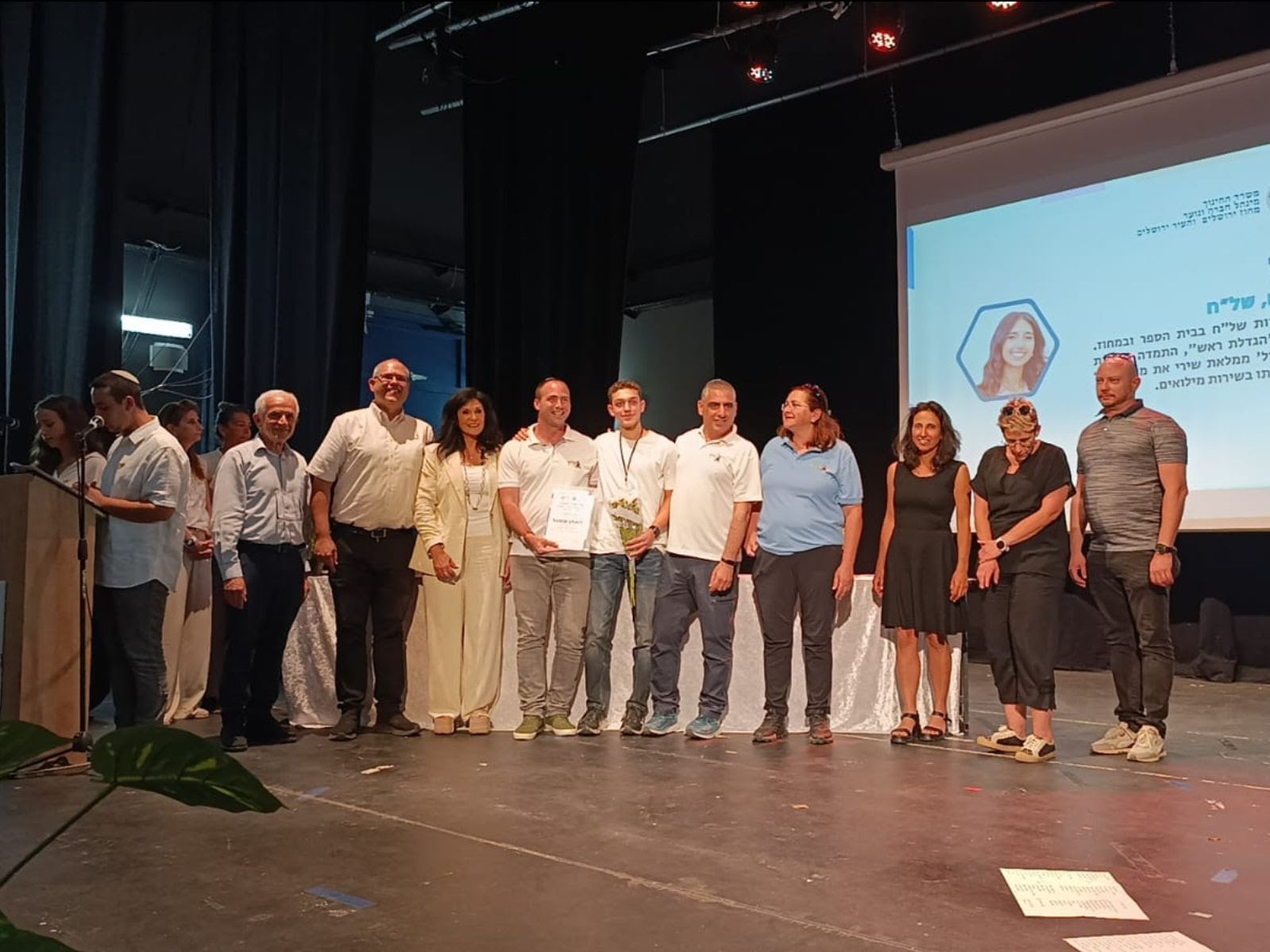 אות הפעיל המצטיין ליהונתן שטנגר, תלמיד אמית בנים מודיעין