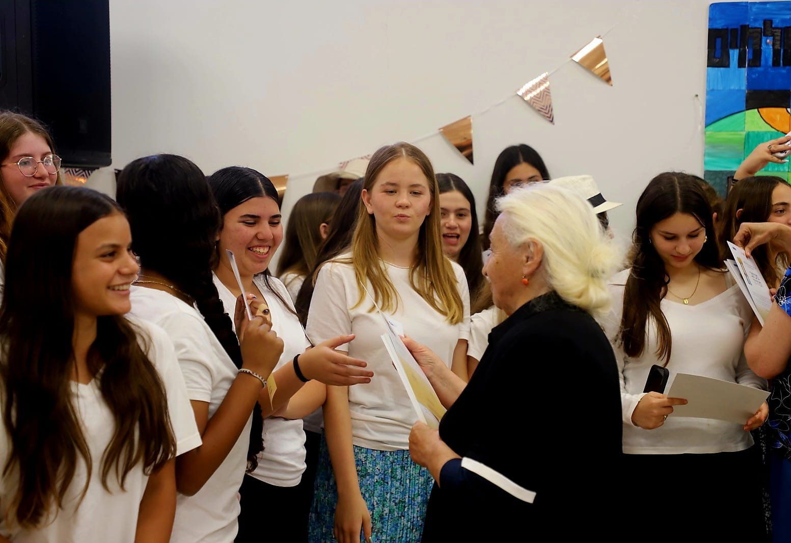 אף פעם לא מאוחר: התלמידות הפיקו חגיגת בת מצווה לנשים שורדות שואה