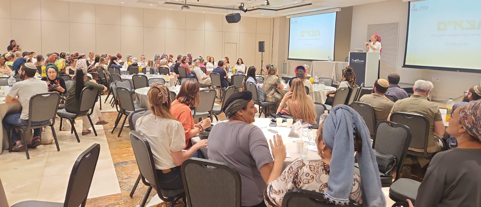 אמית מכשירה את המנטורים בבתי הספר