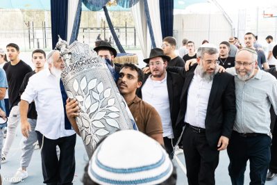 לזכר גיבורי העיר: ספר תורה הוכנס לתיכון מקיף אמית כללי שדרות