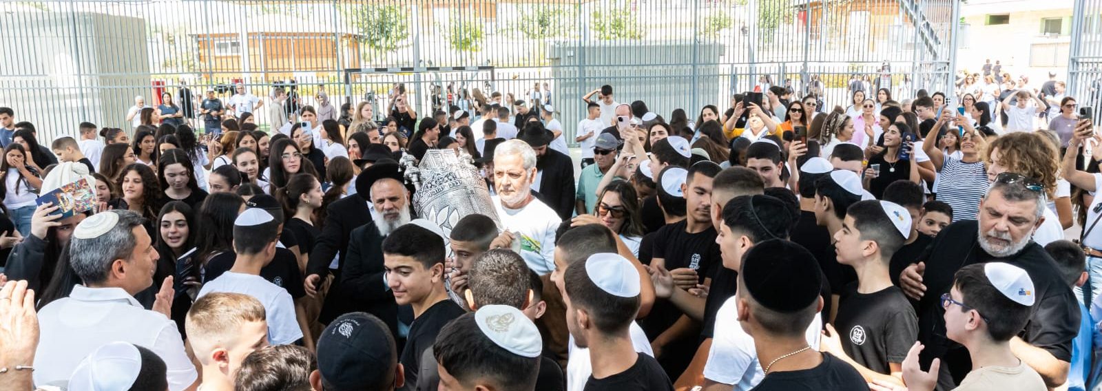 לזכר גיבורי העיר: ספר תורה הוכנס לתיכון מקיף אמית כללי שדרות