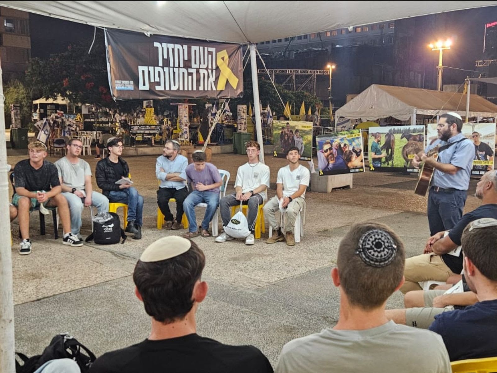סליחות בכיכר החטופים