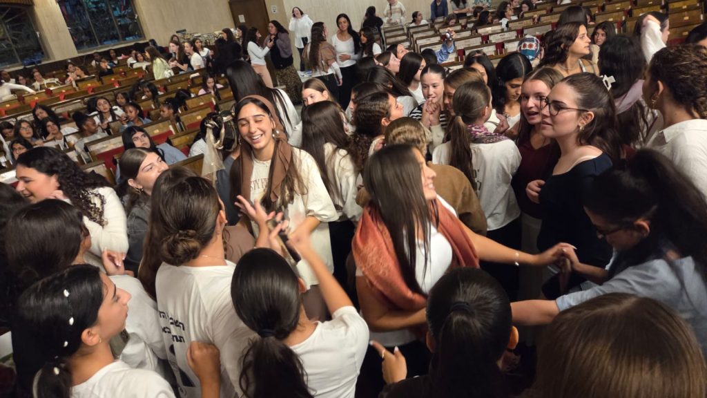 באולפנת אמית אוריה בהתרת נדרים המונית לקראת השנה החדשה