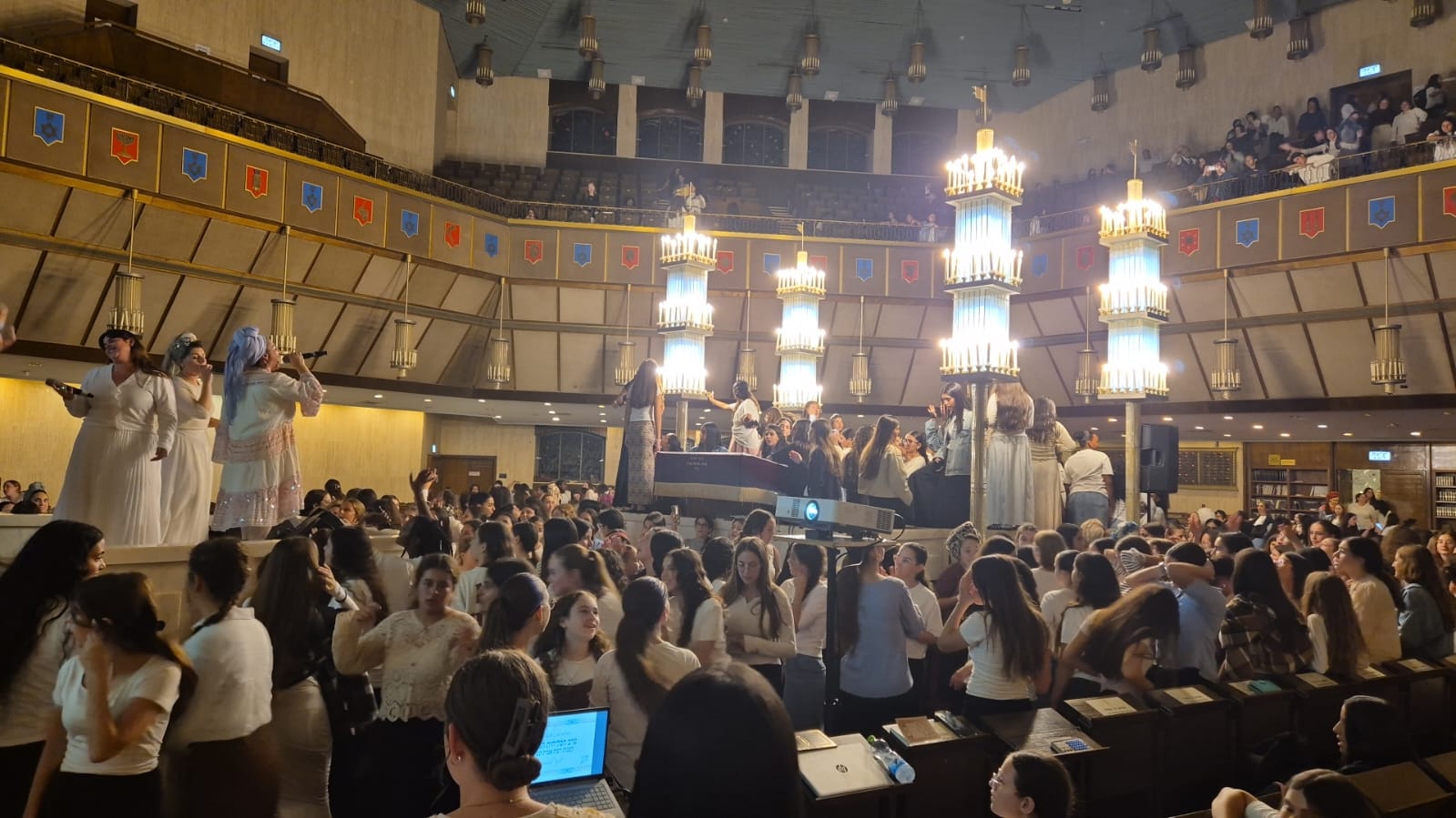 1,000 תלמידות אמית במעמד התעוררות וסליחות עוצמתי