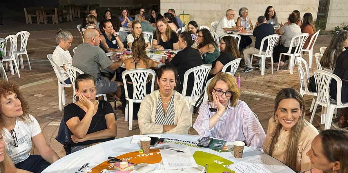 שותפות חינוכית בקהילה: ערב שולחנות עגולים בתיכון אמית באר טוביה