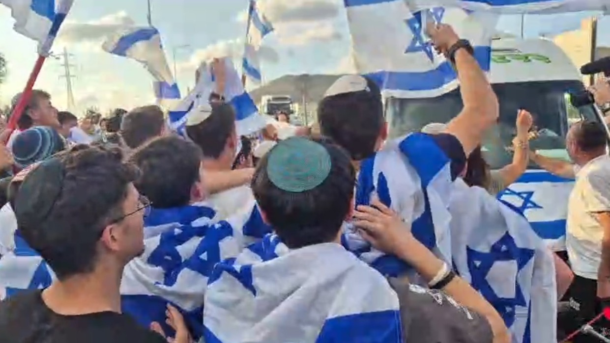 מכיכר החטופים לכיכר הישיבה