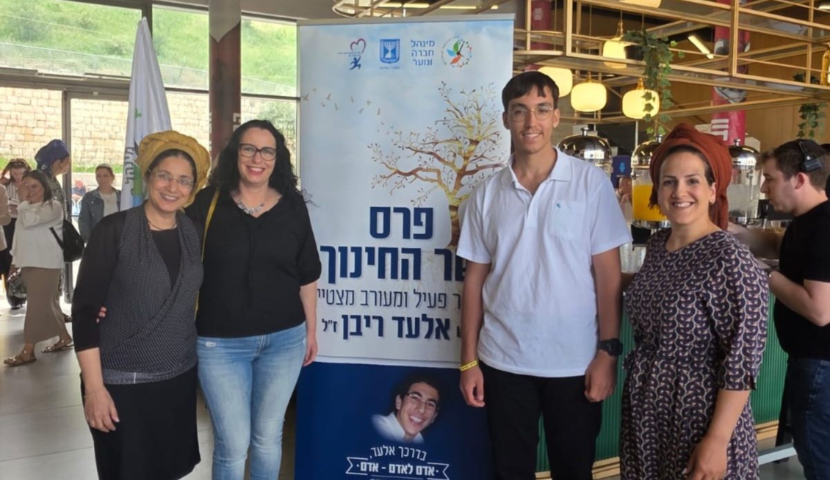 כבוד: אות שר החינוך הוענק לאיתיאל וייס מכפר הנוער אמית עליה פ